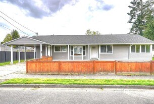 922 5th Ave SW in Puyallup, WA - Building Photo