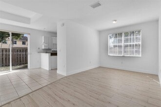 925 SW 152nd Ct in Miami, FL - Building Photo - Building Photo