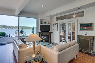 1429 E Lake Sammamish Shore Ln SE in Sammamish, WA - Building Photo - Building Photo