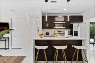 710 SW 70th Ave in Pembroke Pines, FL - Building Photo - Building Photo