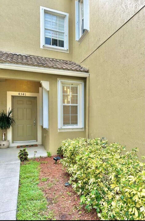 4341 SW 131st Ln in Miramar, FL - Building Photo