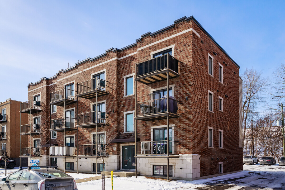 1077 Du Canadien-Pacifique St in Montréal, QC - Building Photo