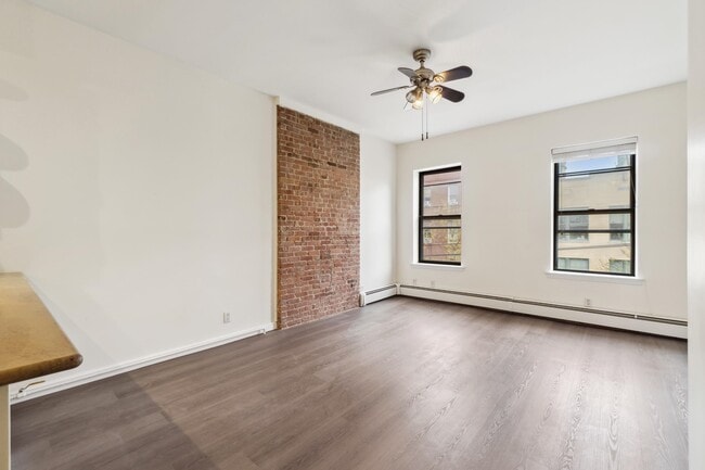 133 Grand St in Jersey City, NJ - Building Photo - Building Photo