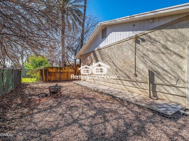 325 S Pioneer in Mesa, AZ - Foto de edificio - Building Photo