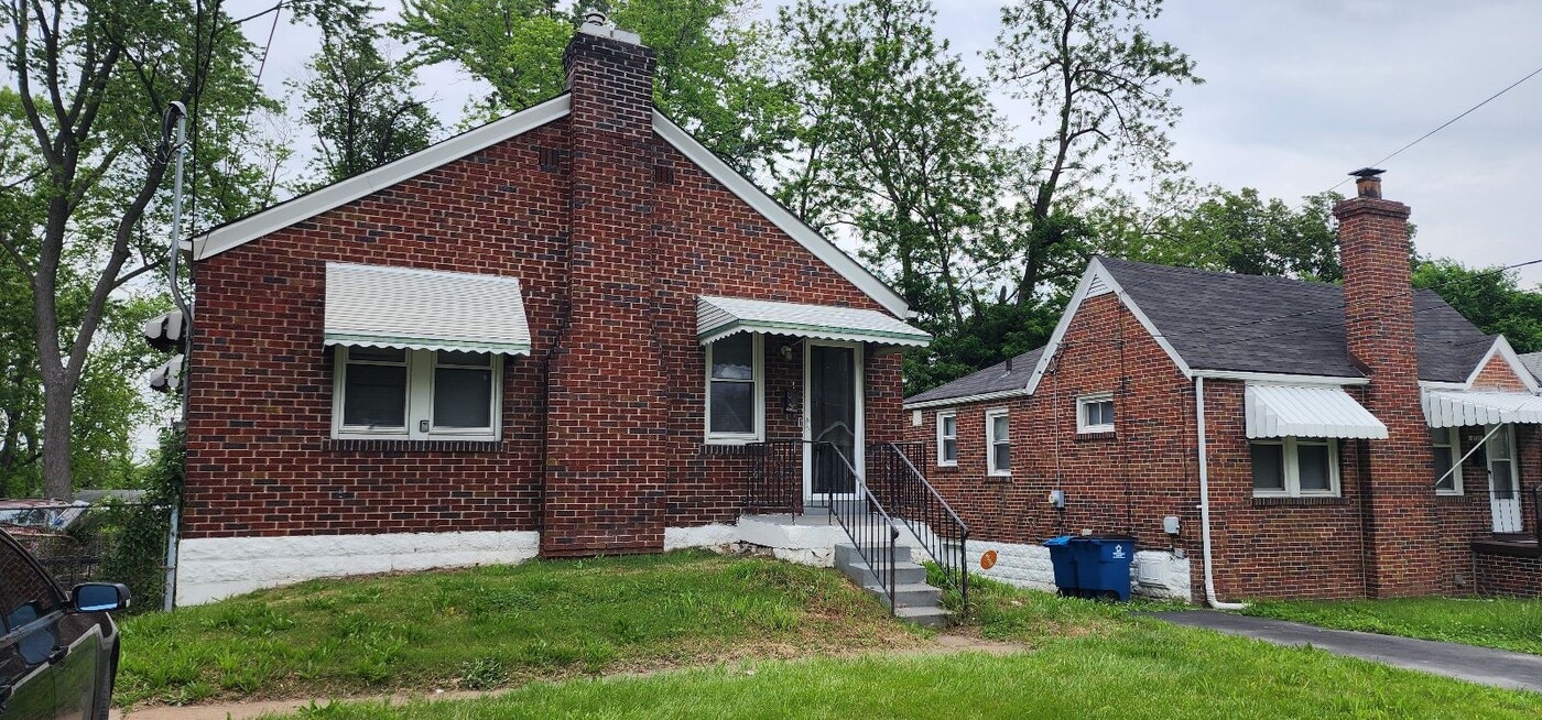 6733 Wynhill Dr in St. Louis, MO - Building Photo