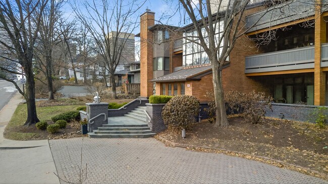 155 N Hanley Rd in St. Louis, MO - Building Photo - Building Photo