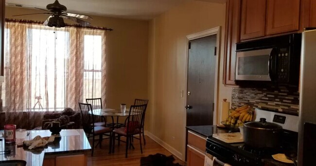 2403 N Hamlin Ave in Chicago, IL - Building Photo - Building Photo