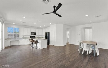 7576 Sandwich Bay Ct in Las Vegas, NV - Foto de edificio - Building Photo
