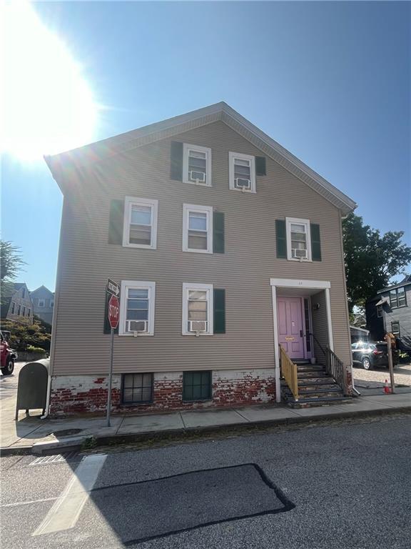 27 Mt Vernon St in Newport, RI - Building Photo - Building Photo