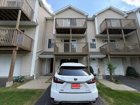 18 Old Fitch Hill Rd, Unit 9 in Uncasville, CT - Building Photo