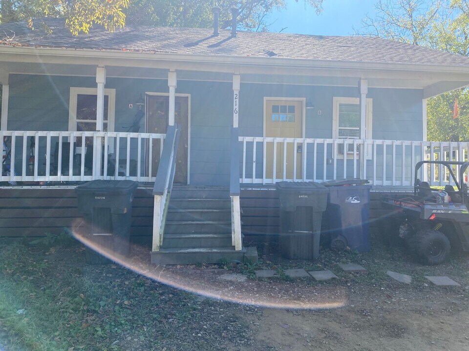 216 E 15th St in Columbia, TN - Building Photo