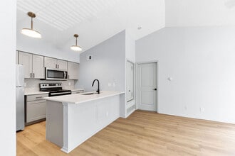 Silverwood Apartments in Mission, KS - Foto de edificio - Building Photo