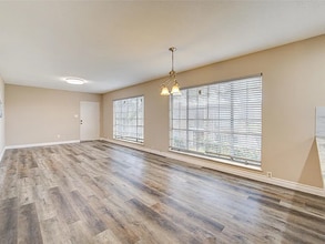 2101 Fountain View Dr, Unit B in Houston, TX - Foto de edificio - Building Photo