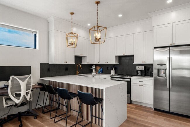 388 Athens St, Unit B in Boston, MA - Building Photo - Building Photo