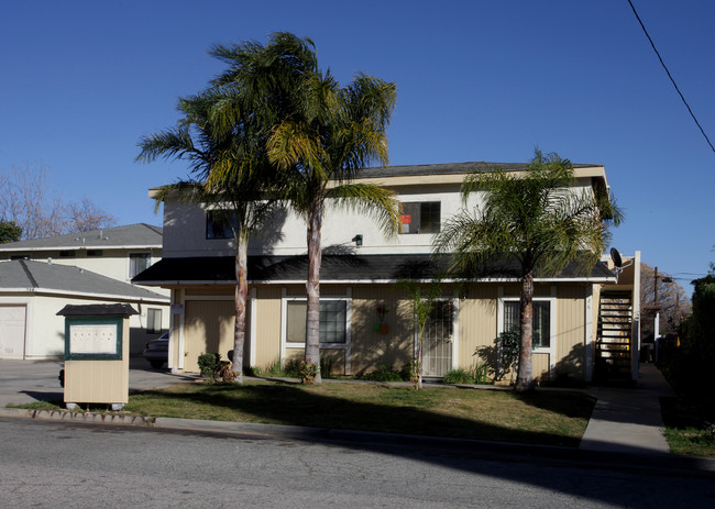 726 Chestnut Ave in Beaumont, CA - Foto de edificio - Building Photo