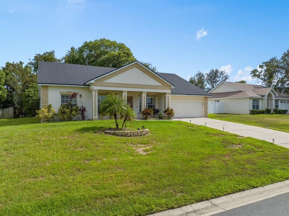 513 Pine Lake View Dr in Davenport, FL - Building Photo