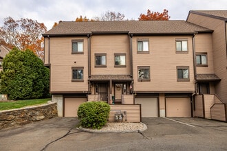 Thirty Four West in Derby, CT - Foto de edificio - Building Photo