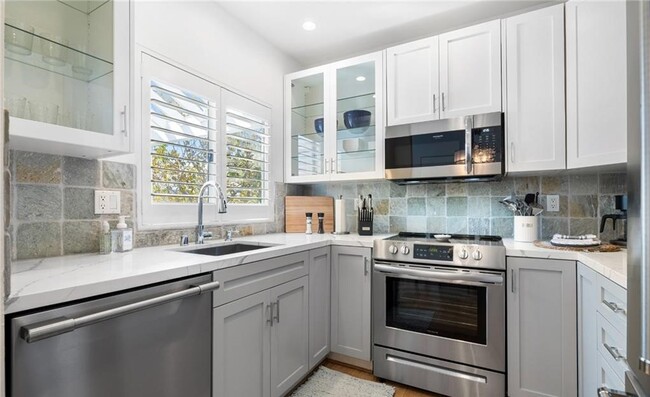 198 Hartford Dr in Newport Beach, CA - Building Photo - Building Photo