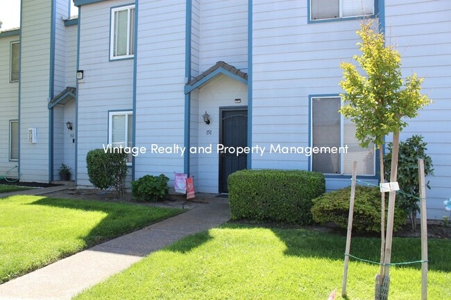 445 Almond Dr in Lodi, CA - Building Photo - Building Photo