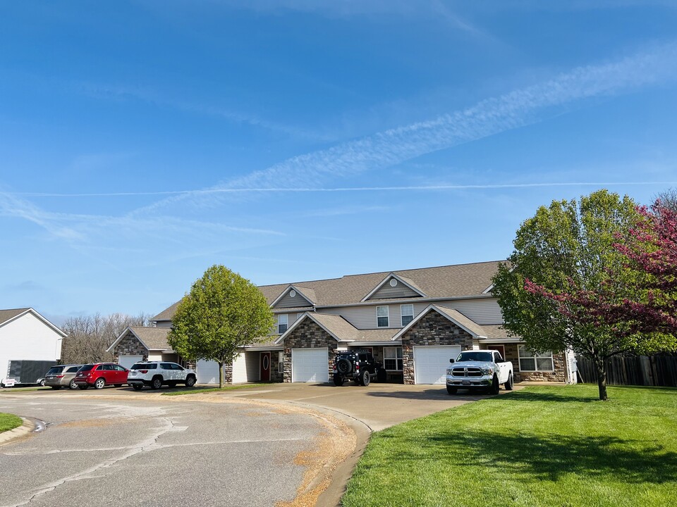 16144 Holy Cross Ln in St. Robert, MO - Building Photo