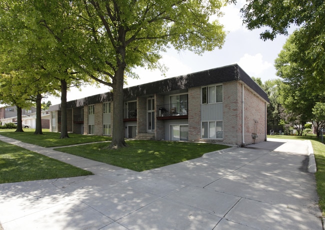 5521 Canterbury Ln in Lincoln, NE - Foto de edificio - Building Photo