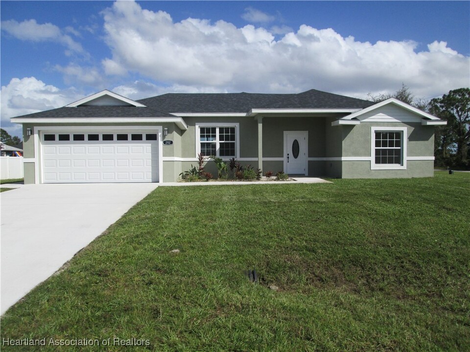 202 Liberty Dr NE in Lake Placid, FL - Building Photo