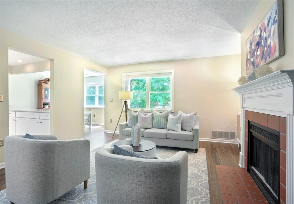 3705 Tuckers Ln in Hingham, MA - Building Photo