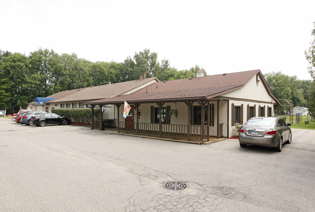 Belleville Manor in Belleville, MI - Building Photo