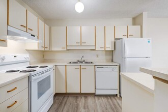 Huntington Court Coachhomes in Edmonton, AB - Building Photo - Building Photo