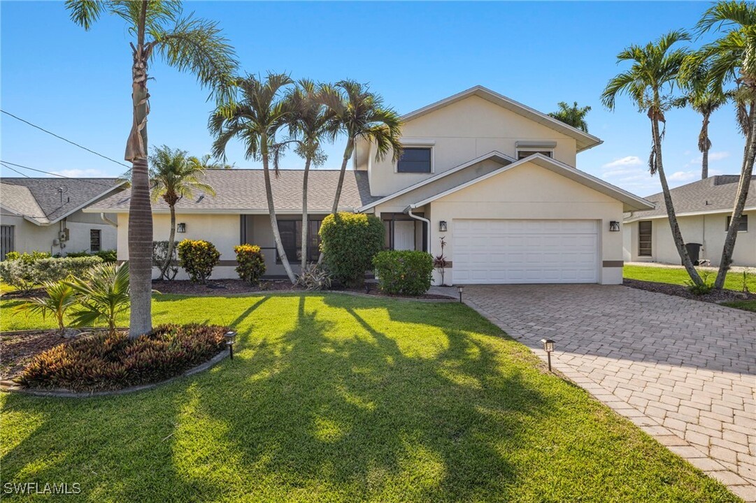 3407 SW 2nd Ave in Cape Coral, FL - Foto de edificio