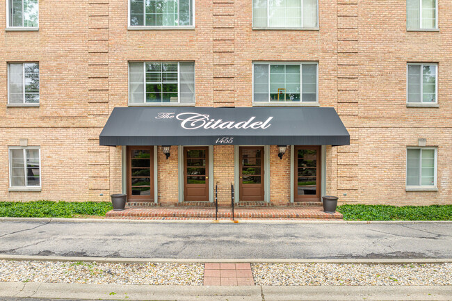 The Citadel Condominium in Northbrook, IL - Building Photo - Building Photo