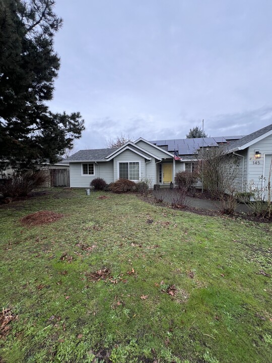 145 Thunderbird St in Molalla, OR - Building Photo