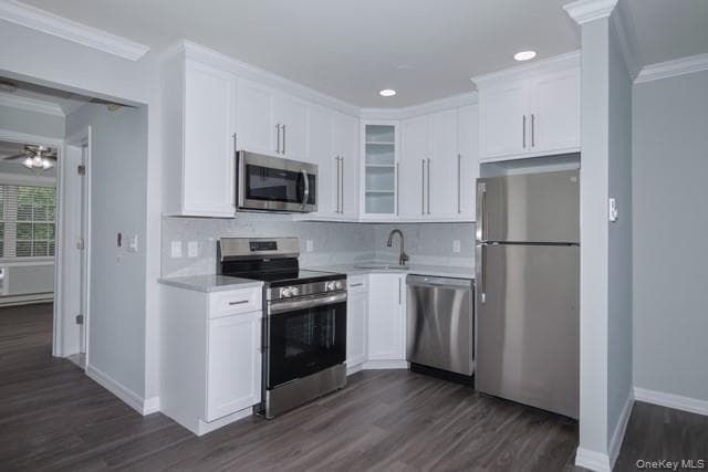 241 W Main St in Bay Shore, NY - Foto de edificio - Building Photo