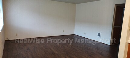 409 W First Ave in Sutherlin, OR - Building Photo - Building Photo