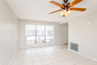 1717 Port Dr, Unit 4 in Baton Rouge, LA - Foto de edificio - Building Photo