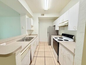 17112 Carrington Park Dr in Tampa, FL - Building Photo - Building Photo