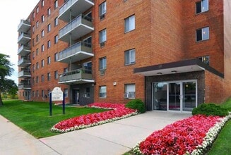 Cedar Towers in Cambridge, ON - Building Photo - Building Photo