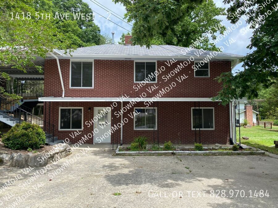 1418 5th Ave W in Hendersonville, NC - Building Photo