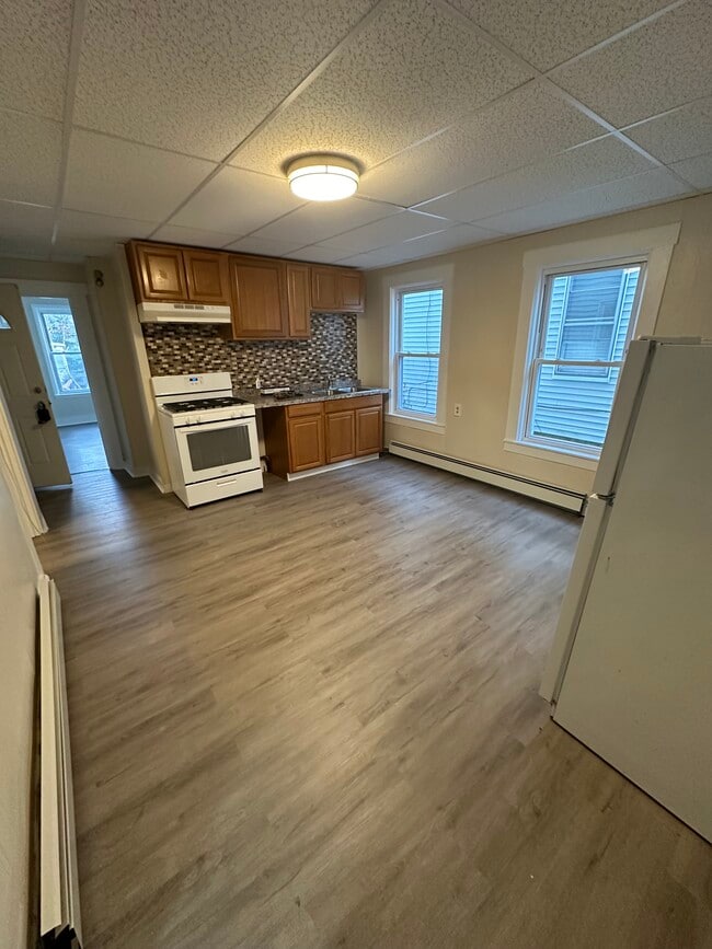 19 Butterfield St, Unit Second floor in Lowell, MA - Foto de edificio - Building Photo