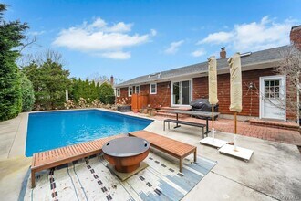 8 Lovell Rd in Hampton Bays, NY - Building Photo - Building Photo