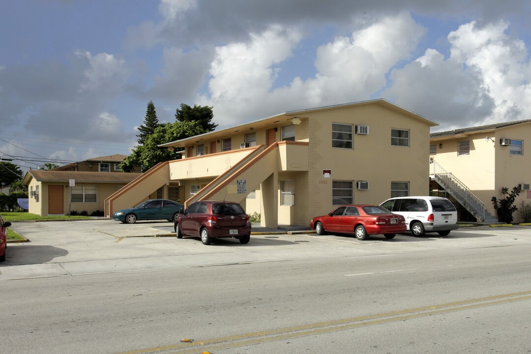 1420-1432 W 29th St in Hialeah, FL - Building Photo