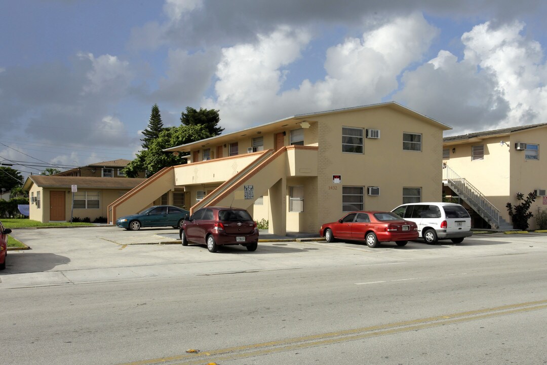 1420-1432 W 29th St in Hialeah, FL - Foto de edificio