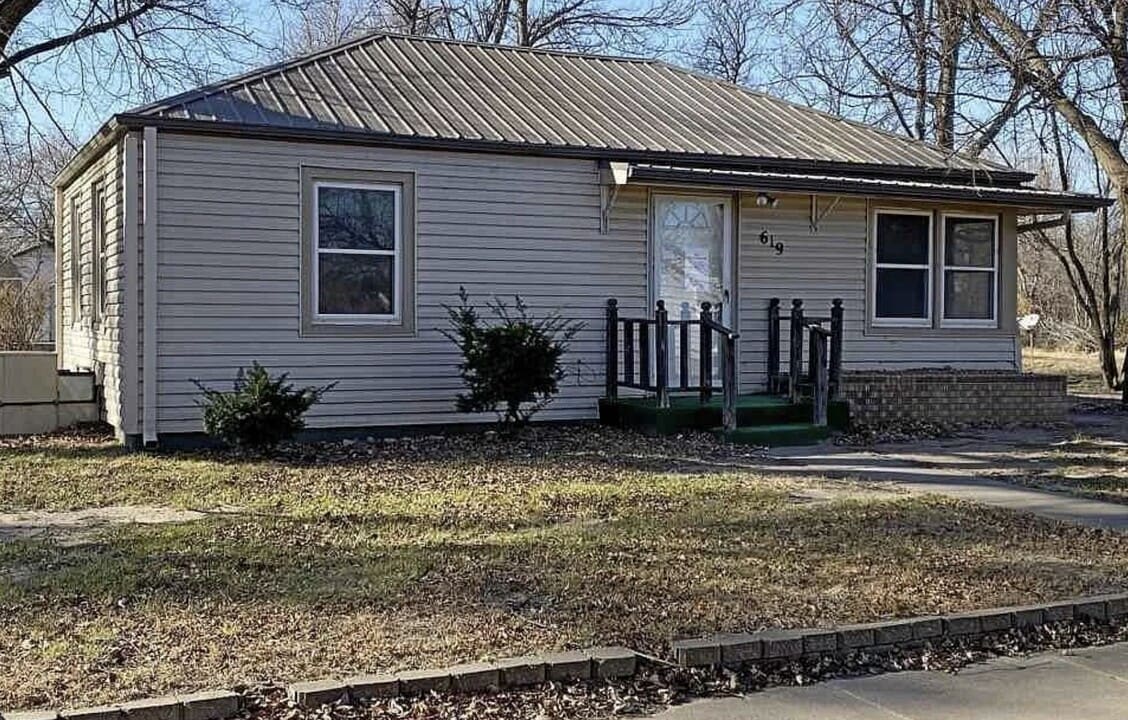 619 N Grandview St in Hutchinson, KS - Building Photo