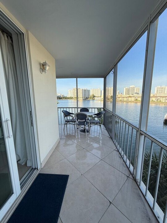 2859 Leonard Dr in Aventura, FL - Building Photo