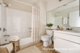 8926 Burnet Ave in Los Angeles, CA - Foto de edificio - Building Photo