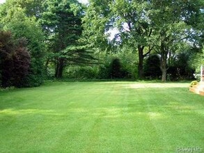 327 Town Line Rd in East Northport, NY - Building Photo - Building Photo