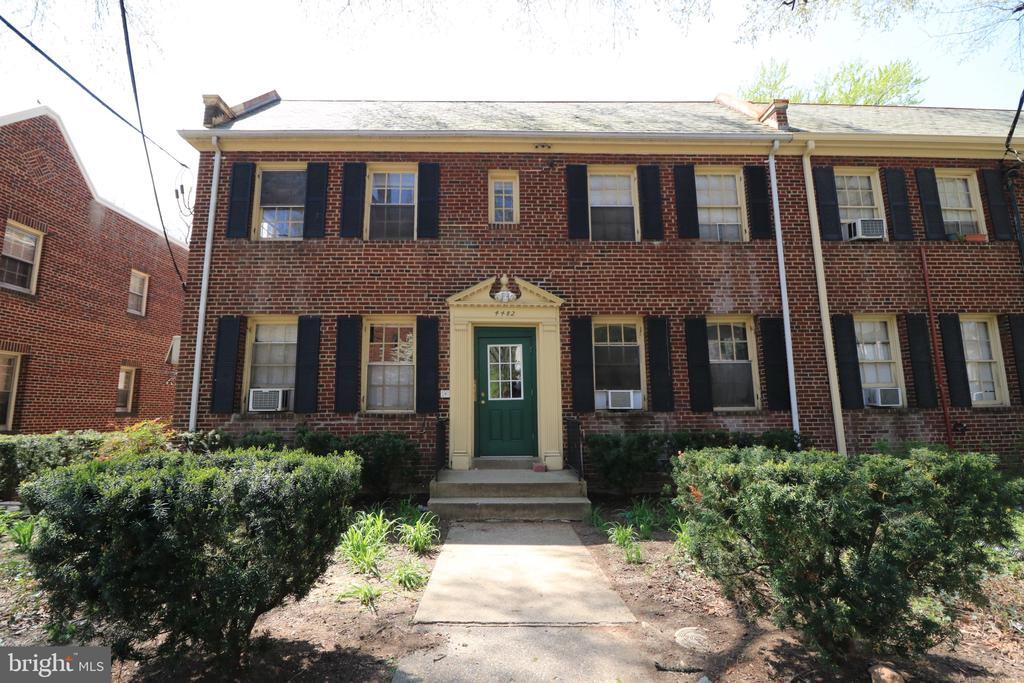 4482 MacArthur Blvd NW in Washington, DC - Building Photo