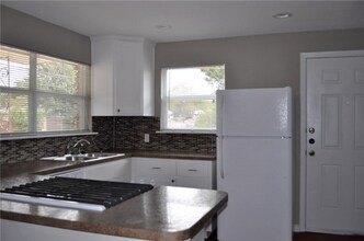 7617 Watson St in Austin, TX - Foto de edificio - Building Photo