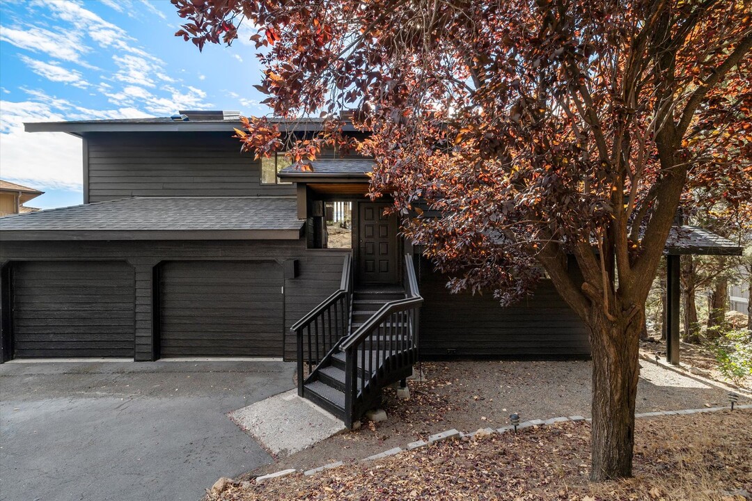 1929 NW Vicksburg Ave in Bend, OR - Foto de edificio