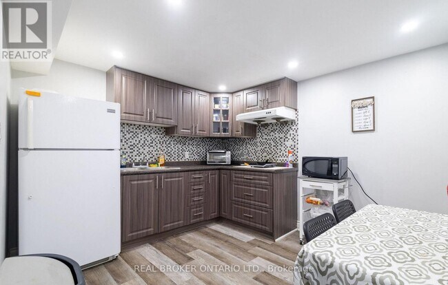 3183 Valcourt Crescent in Mississauga, ON - Building Photo - Building Photo